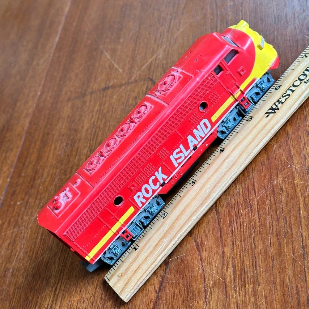 Athearn Rock Island HO Scale Diesel Locomotive Engine Red Yellow 7 Inch